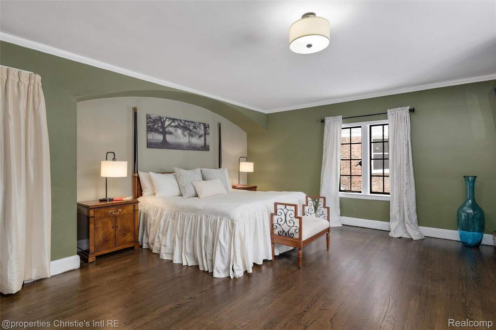 6 Bedroom Single Family Home/House's Image 28
