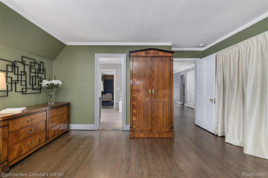 6 Bedroom Single Family Home/House's Image 30