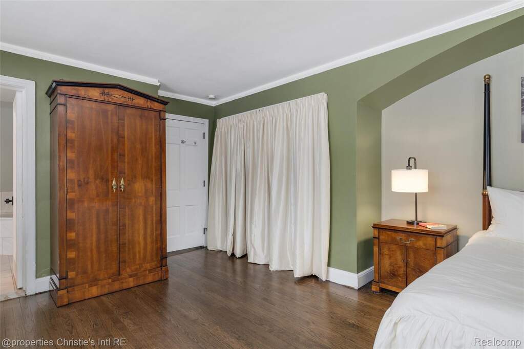6 Bedroom Single Family Home/House's Image 31