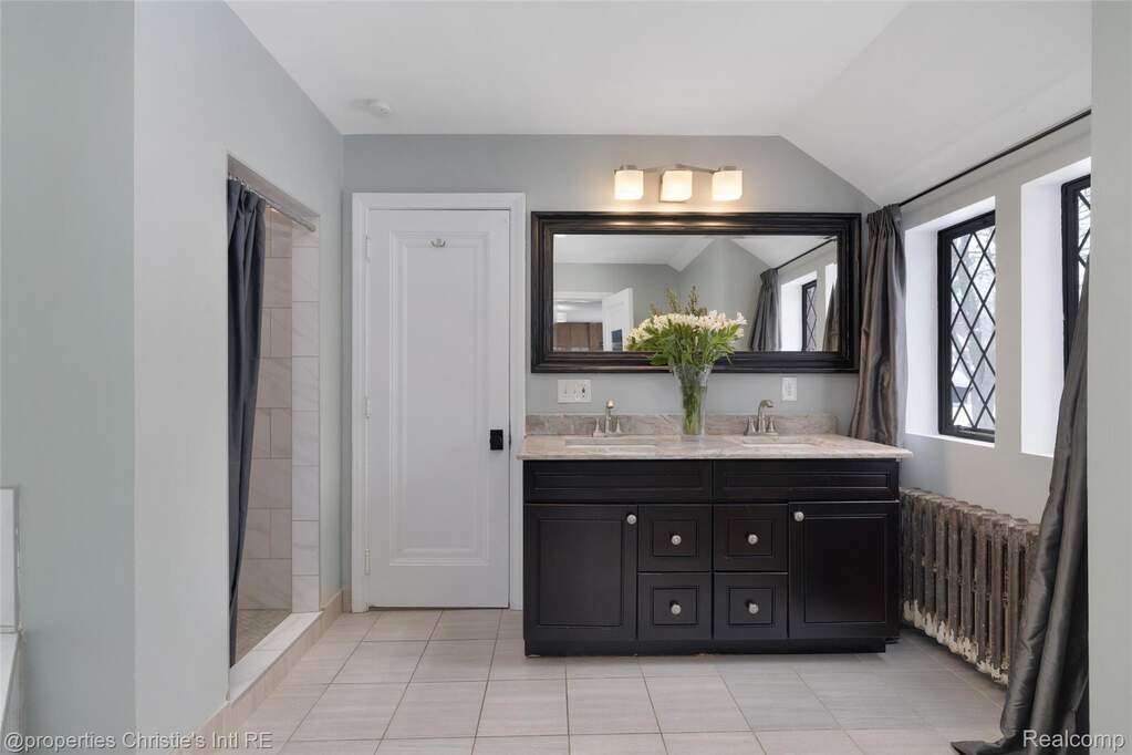 6 Bedroom Single Family Home/House's Image 34