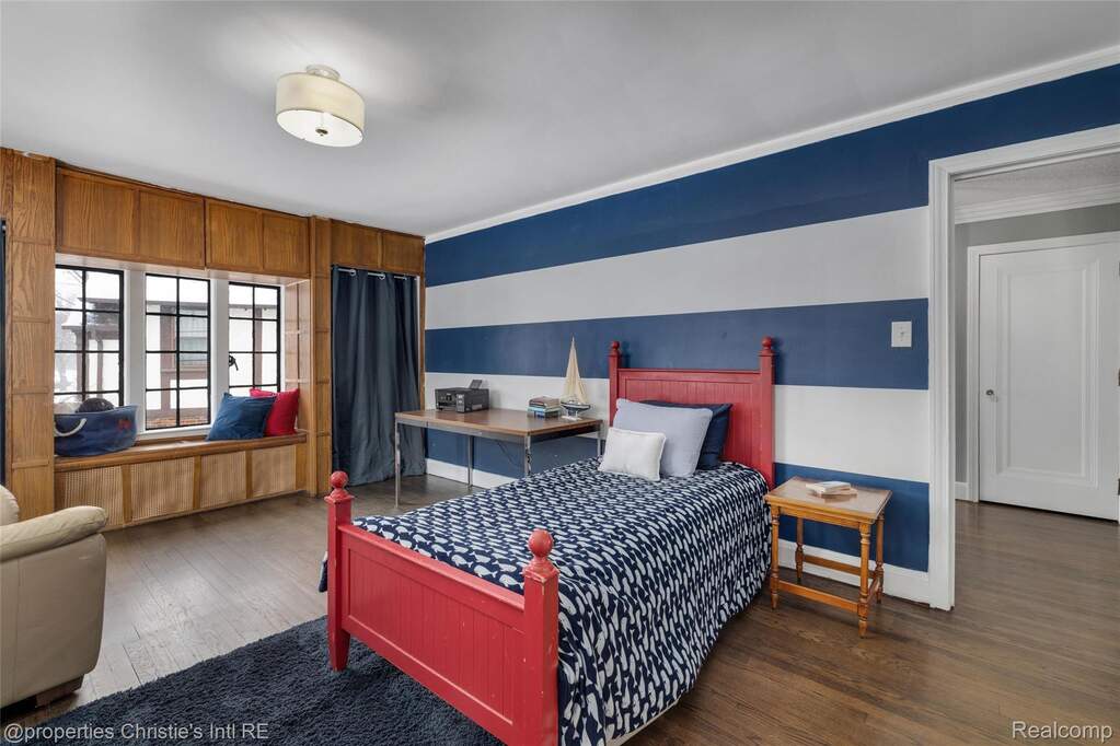 6 Bedroom Single Family Home/House's Image 37