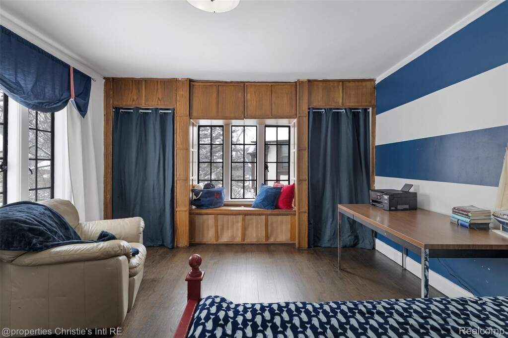 6 Bedroom Single Family Home/House's Image 38