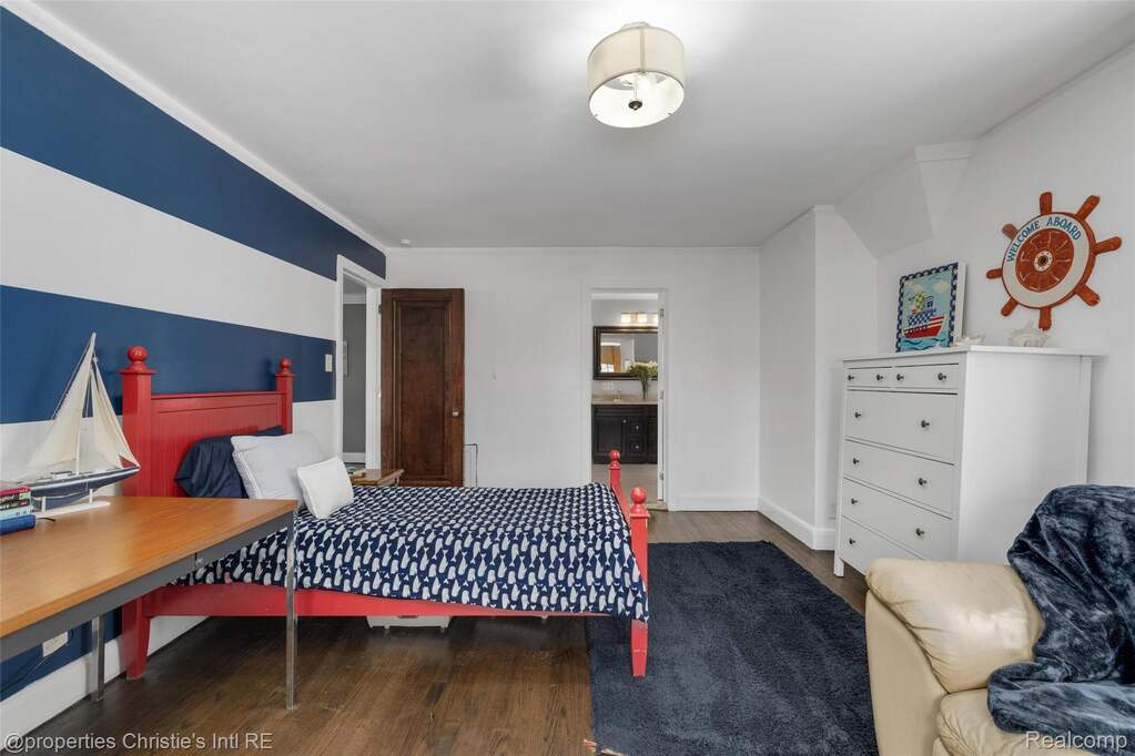 6 Bedroom Single Family Home/House's Image 39