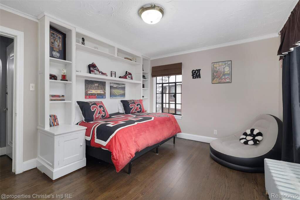 6 Bedroom Single Family Home/House's Image 41