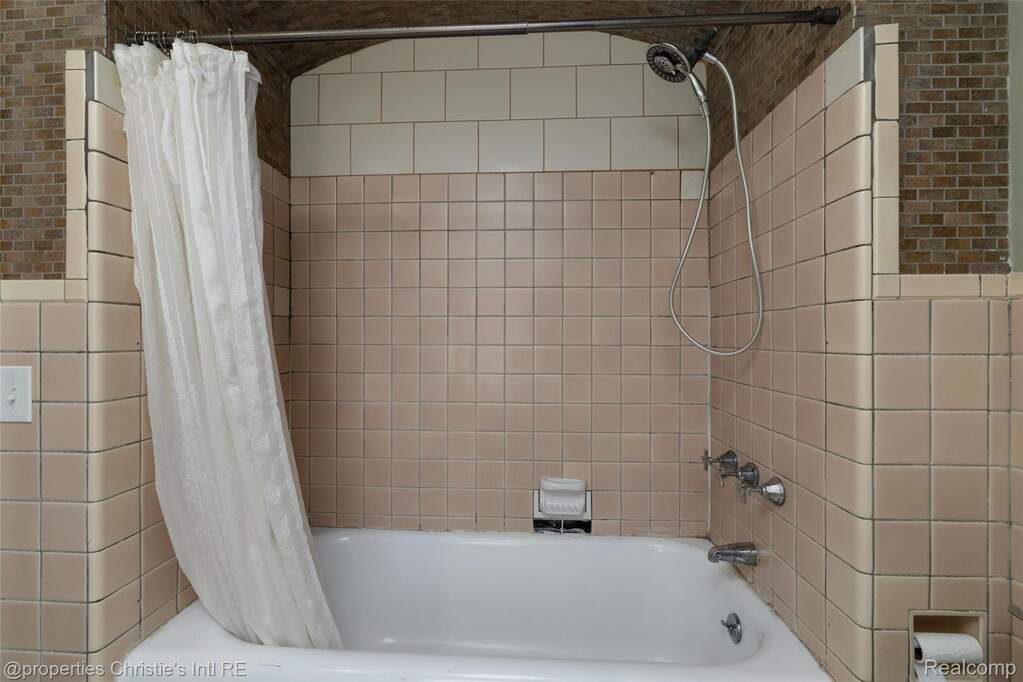 6 Bedroom Single Family Home/House's Image 43