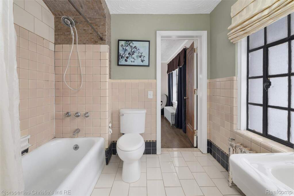 6 Bedroom Single Family Home/House's Image 44