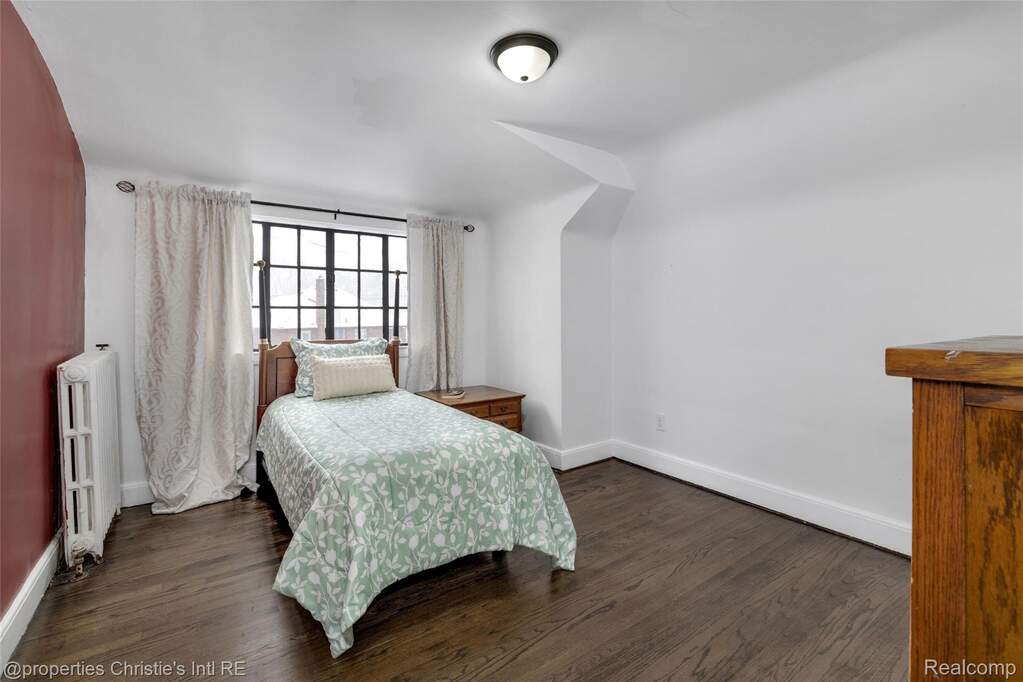 6 Bedroom Single Family Home/House's Image 50
