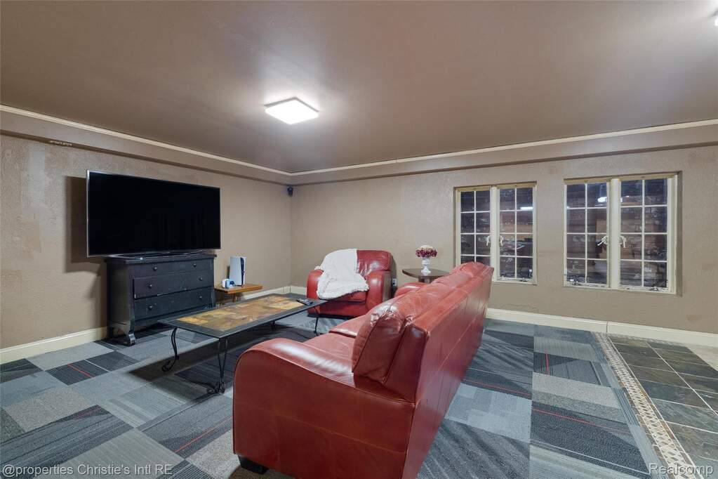 6 Bedroom Single Family Home/House's Image 59