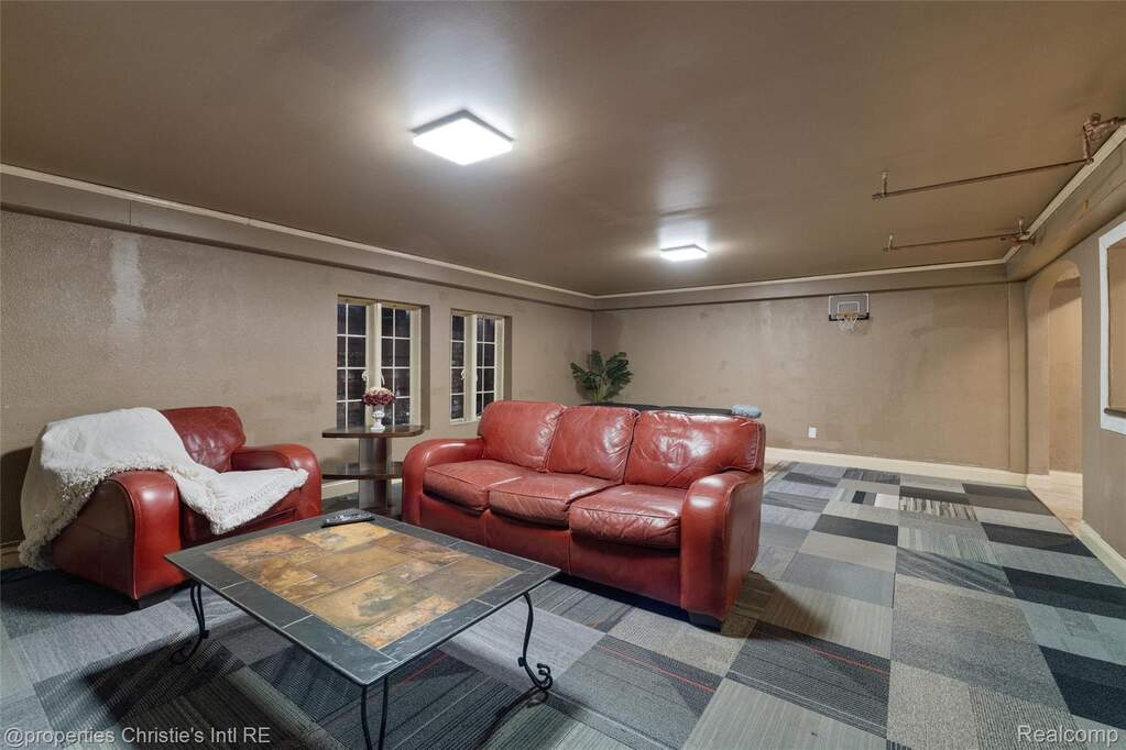 6 Bedroom Single Family Home/House's Image 60