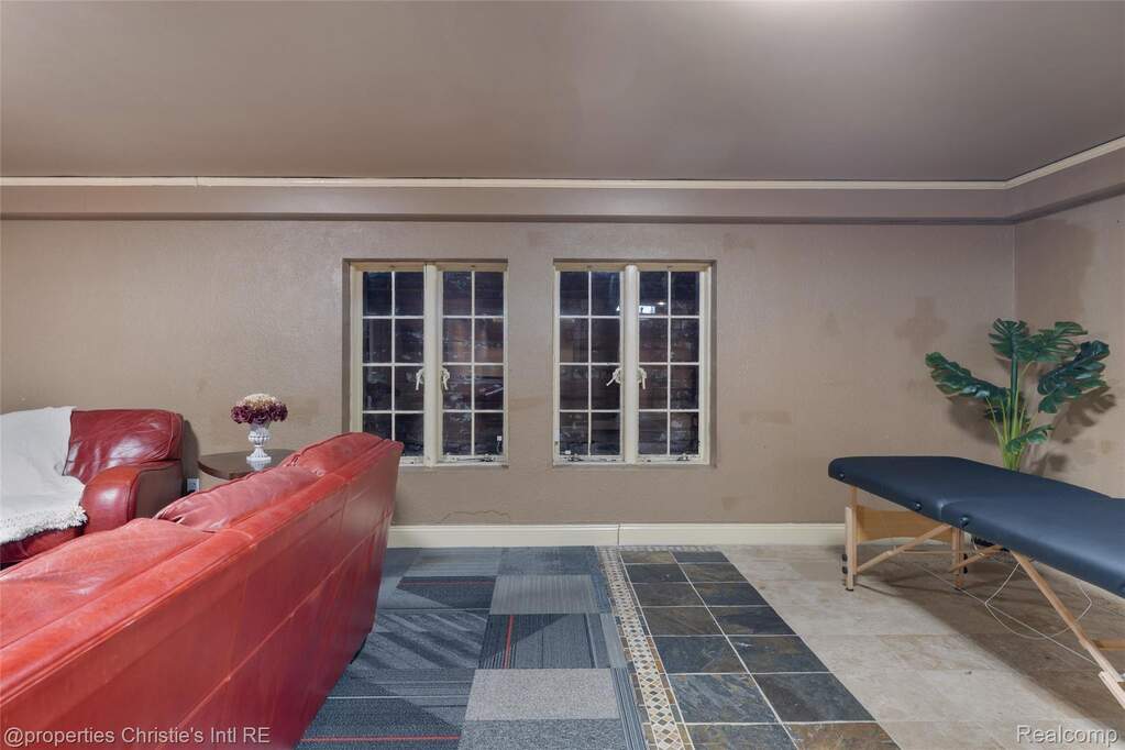 6 Bedroom Single Family Home/House's Image 61