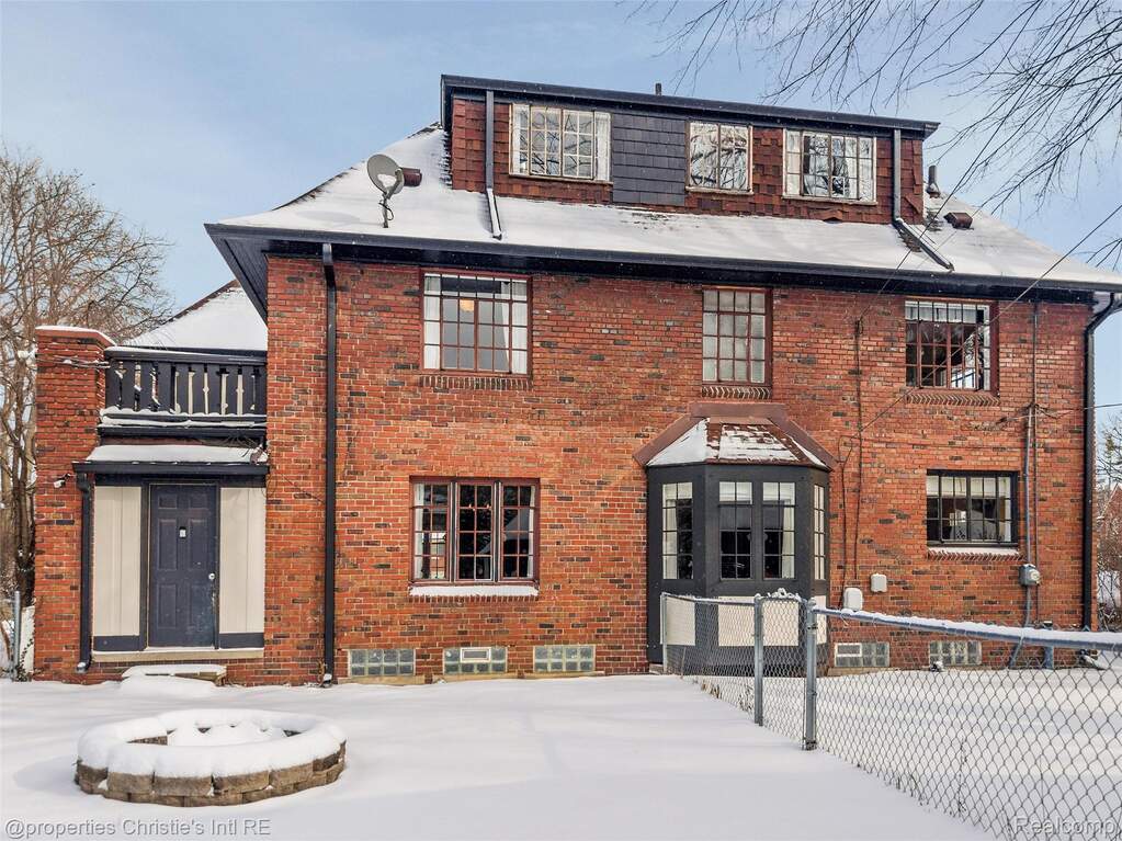 6 Bedroom Single Family Home/House's Image 70