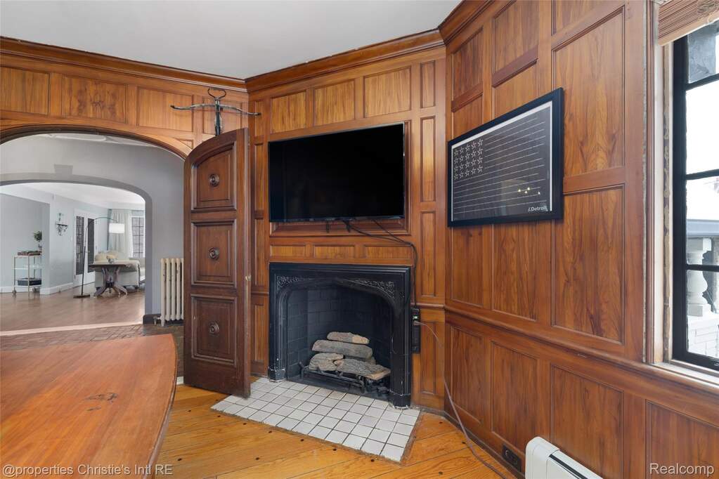 6 Bedroom Single Family Home/House's Image 5