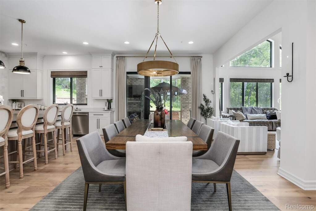 6 Bedroom Single Family Home/House's Image 7