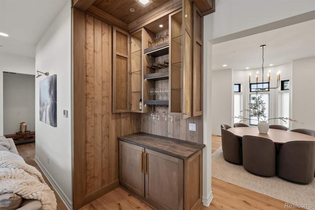 6 Bedroom Single Family Home/House's Image 8