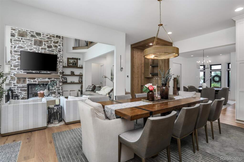 6 Bedroom Single Family Home/House's Image 10