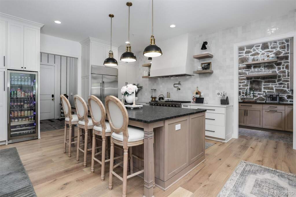 6 Bedroom Single Family Home/House's Image 15