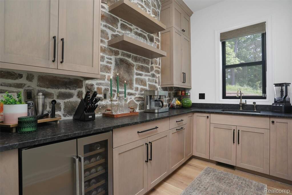 6 Bedroom Single Family Home/House's Image 16