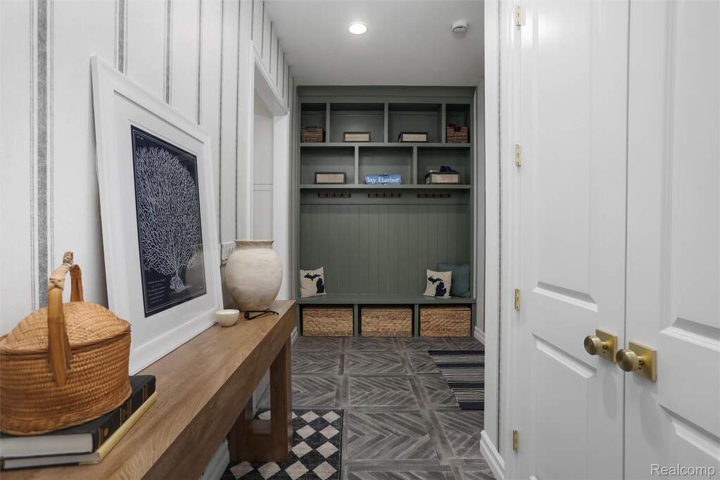 6 Bedroom Single Family Home/House's Image 18