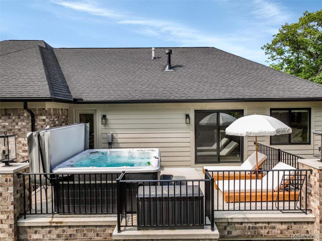 6 Bedroom Single Family Home/House's Image 23