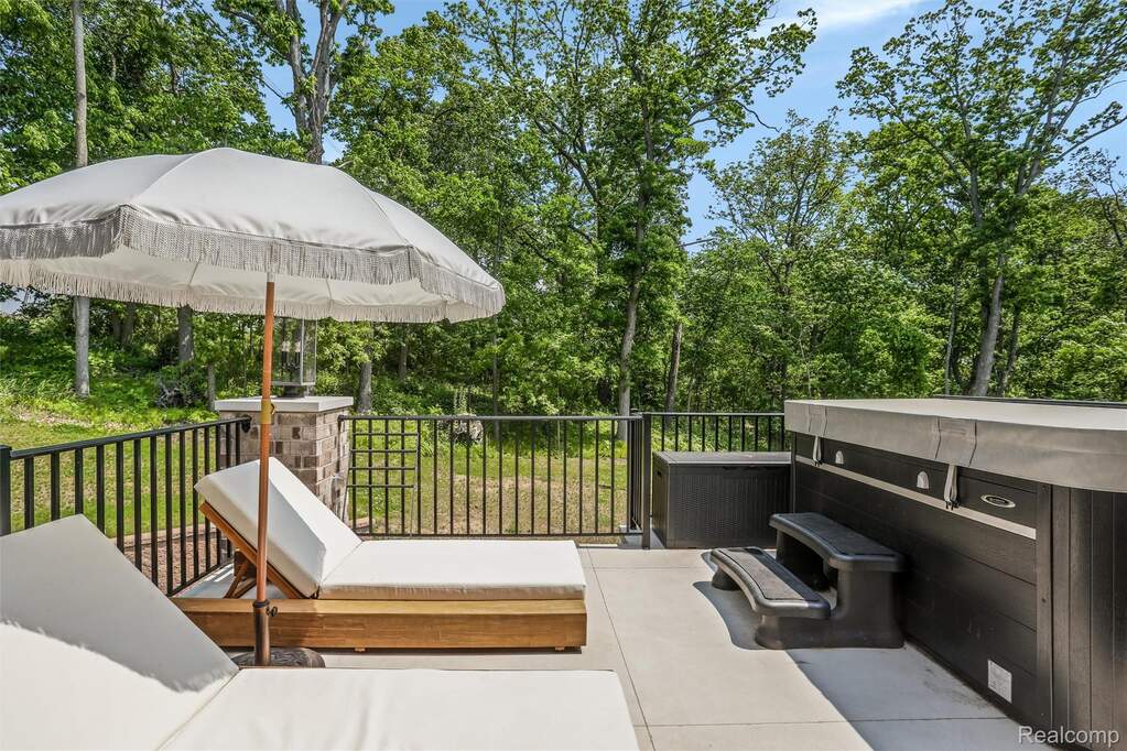 6 Bedroom Single Family Home/House's Image 24