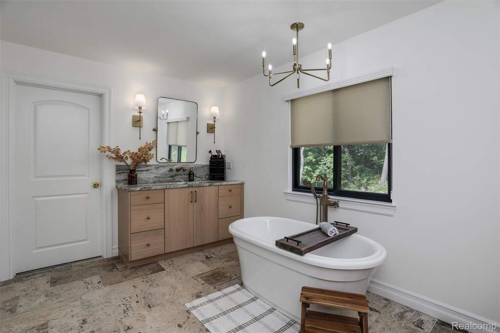 6 Bedroom Single Family Home/House's Image 26