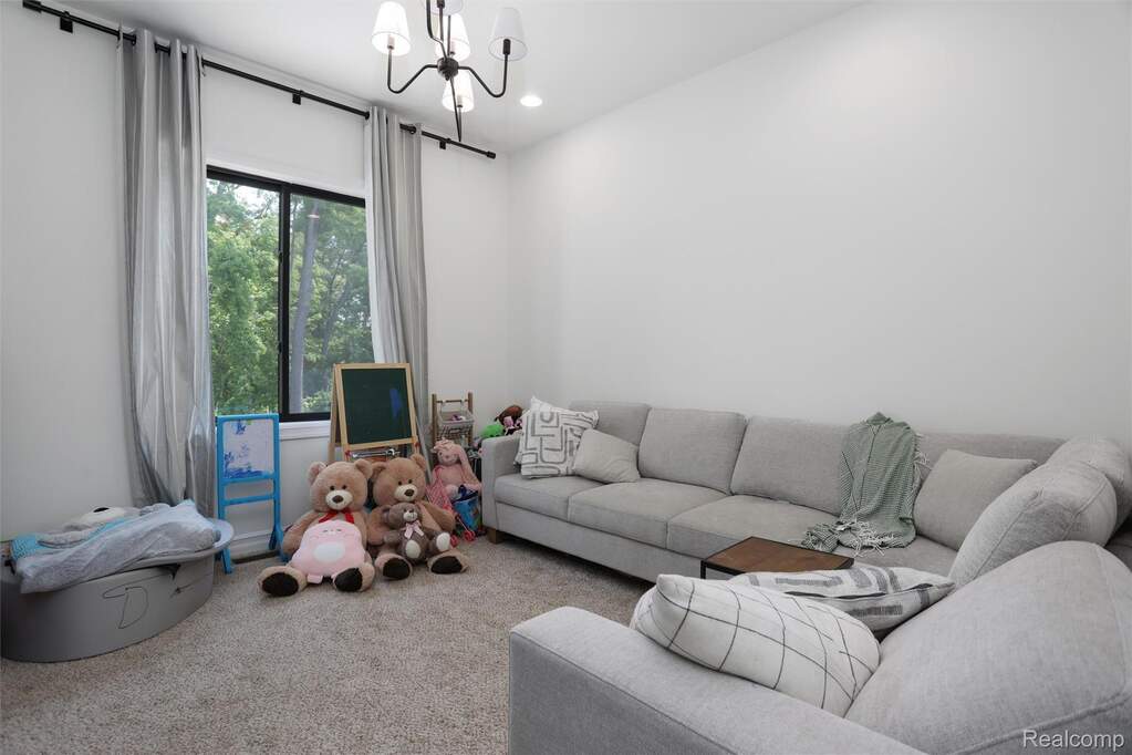 6 Bedroom Single Family Home/House's Image 27