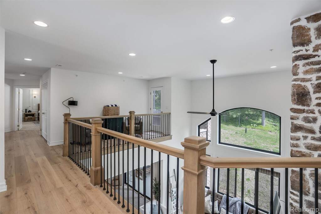 6 Bedroom Single Family Home/House's Image 34