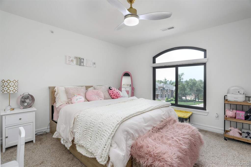 6 Bedroom Single Family Home/House's Image 35