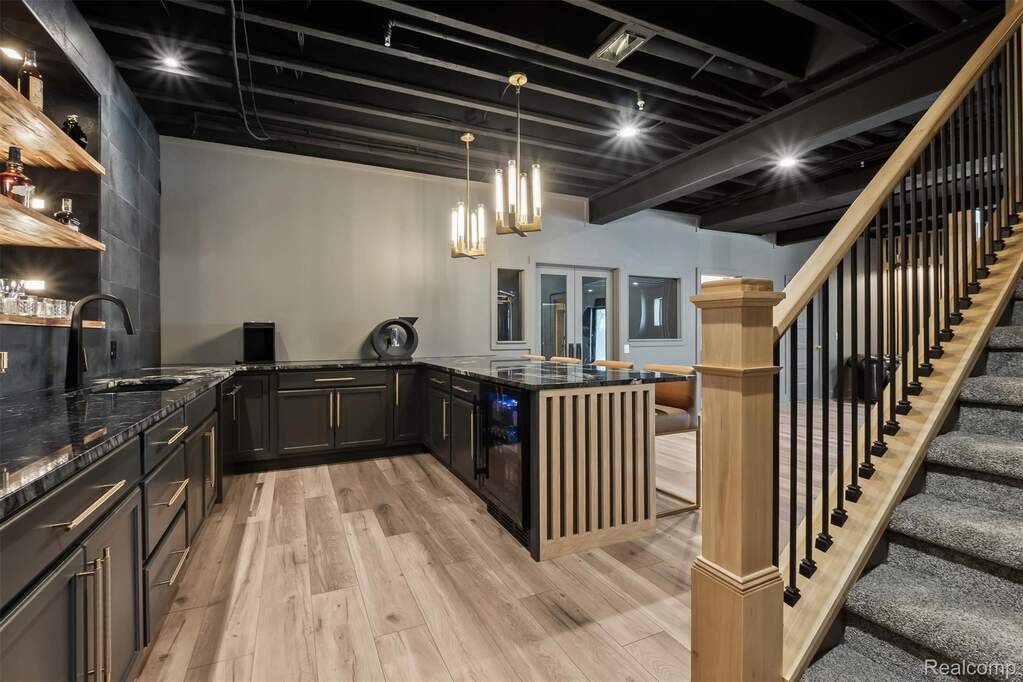 6 Bedroom Single Family Home/House's Image 41