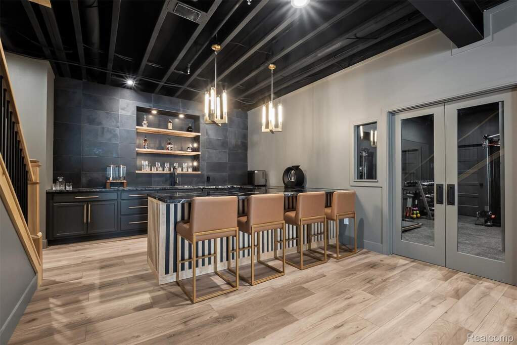 6 Bedroom Single Family Home/House's Image 42