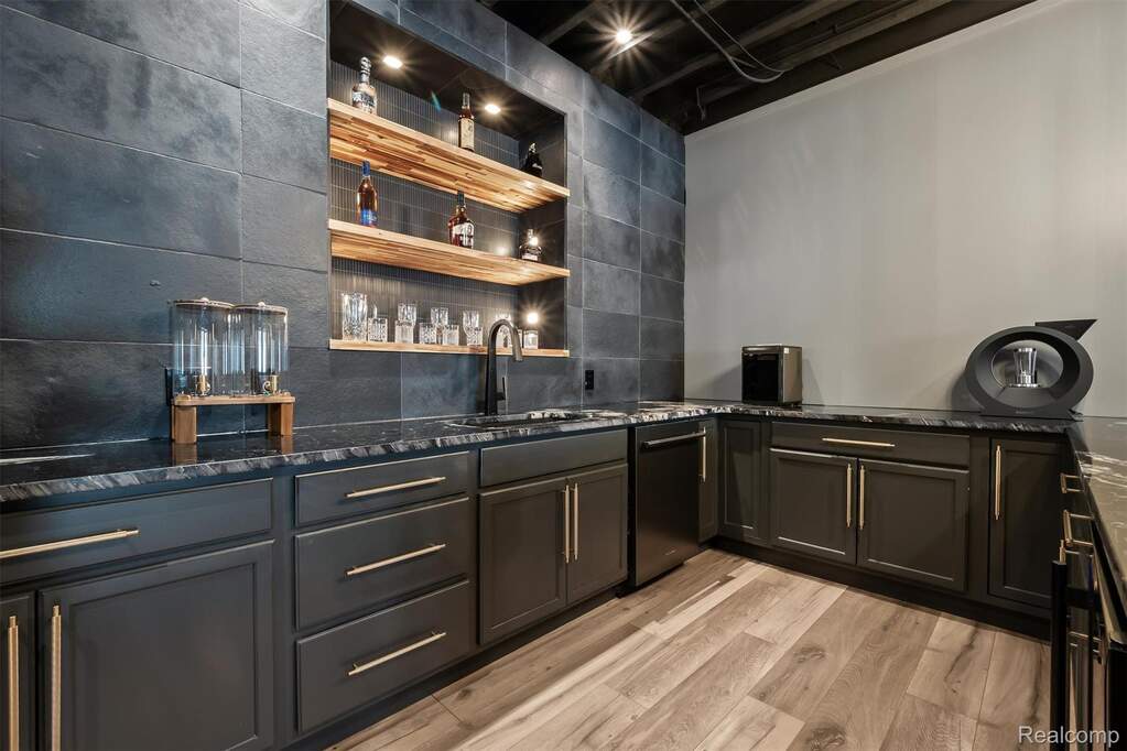 6 Bedroom Single Family Home/House's Image 43