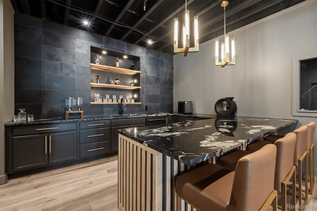 6 Bedroom Single Family Home/House's Image 45