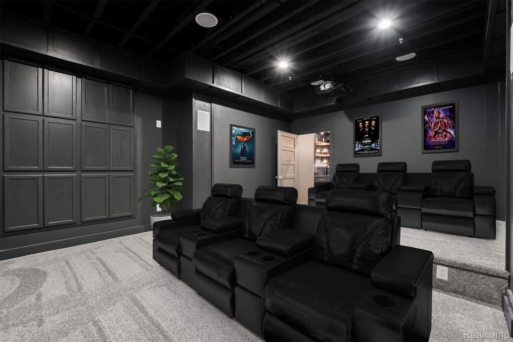 6 Bedroom Single Family Home/House's Image 46