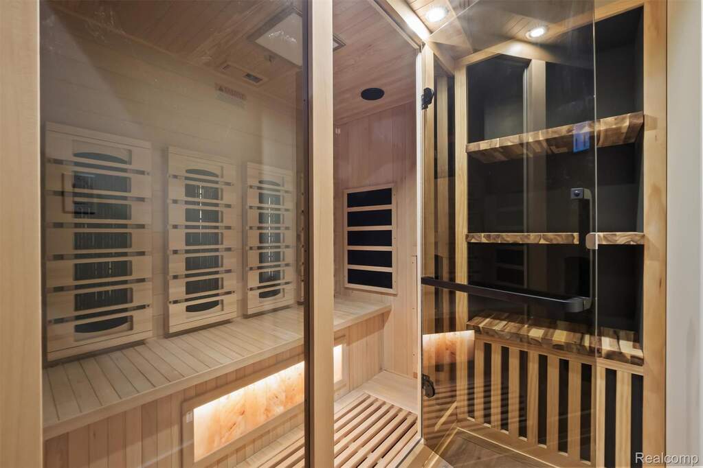 6 Bedroom Single Family Home/House's Image 49