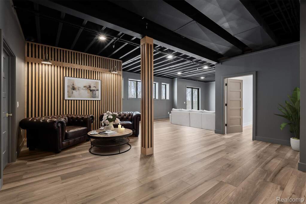 6 Bedroom Single Family Home/House's Image 52