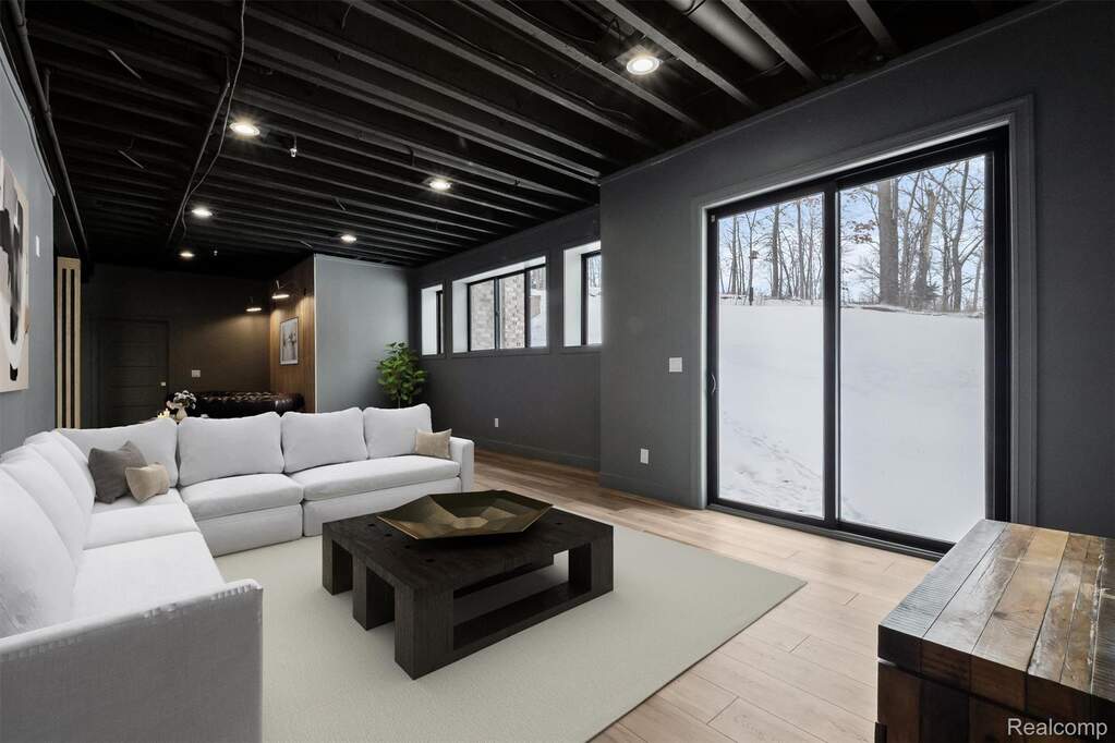 6 Bedroom Single Family Home/House's Image 53