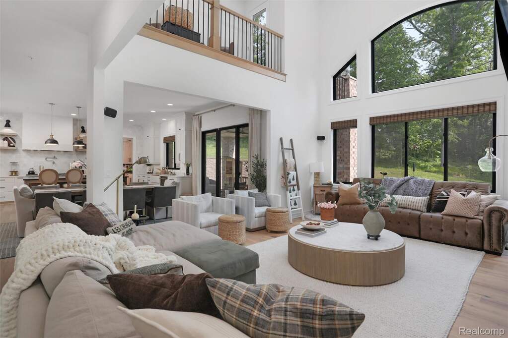 6 Bedroom Single Family Home/House's Image 3