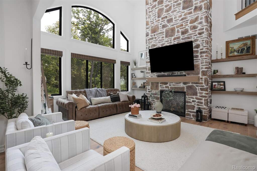 6 Bedroom Single Family Home/House's Image 4