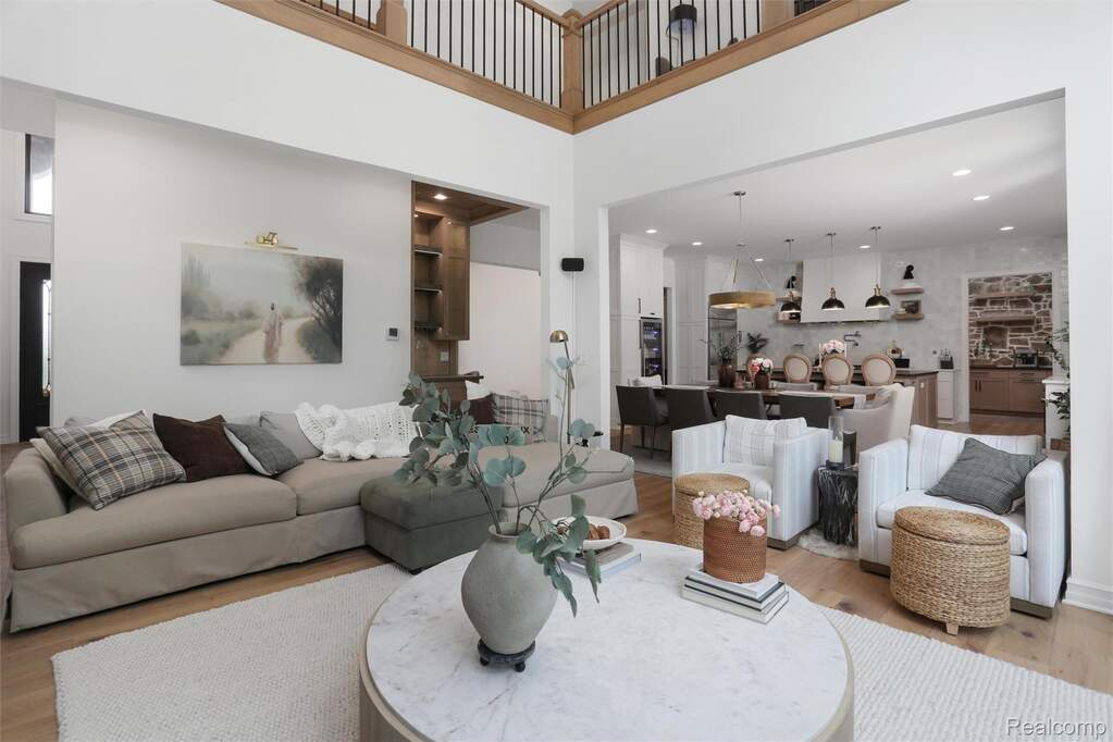 6 Bedroom Single Family Home/House's Image 6