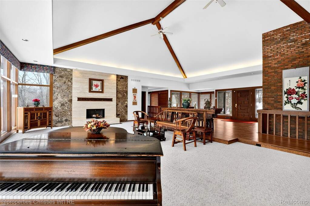 5 Bedroom Single Family Home/House's Image 9