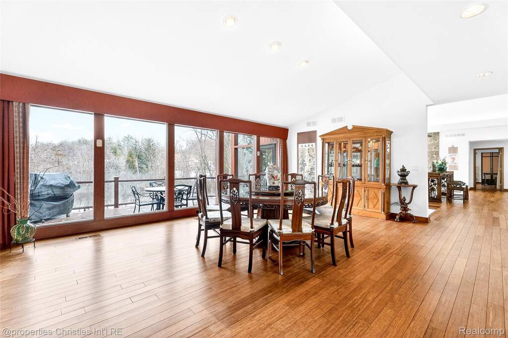 5 Bedroom Single Family Home/House's Image 11