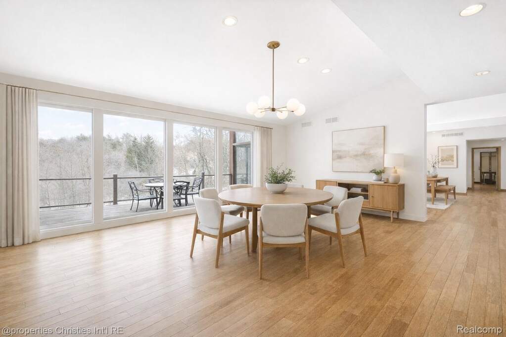 5 Bedroom Single Family Home/House's Image 12