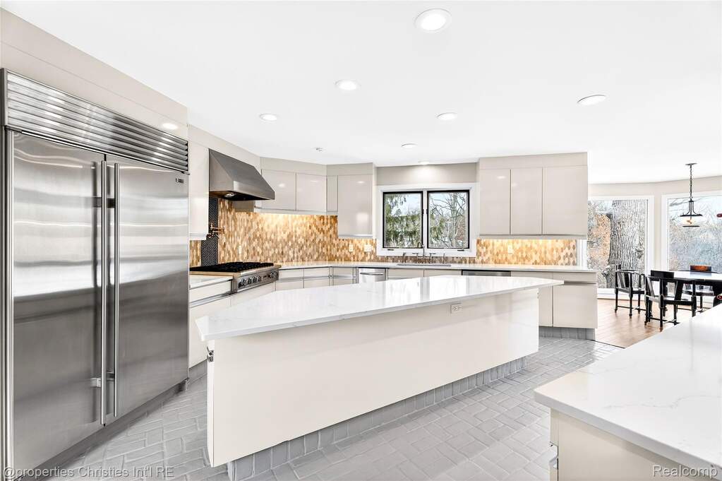 5 Bedroom Single Family Home/House's Image 13