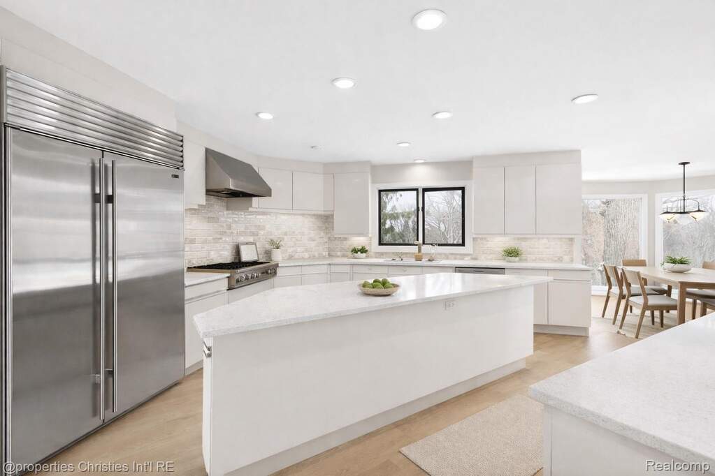 5 Bedroom Single Family Home/House's Image 14