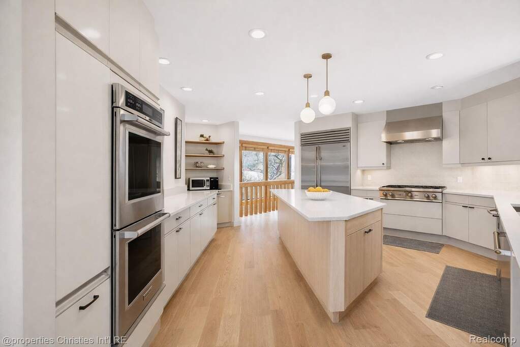 5 Bedroom Single Family Home/House's Image 17