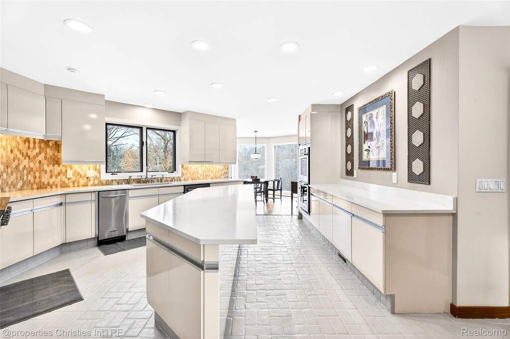 5 Bedroom Single Family Home/House's Image 19