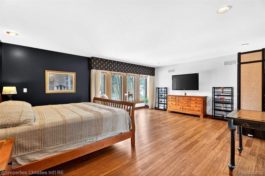 5 Bedroom Single Family Home/House's Image 27
