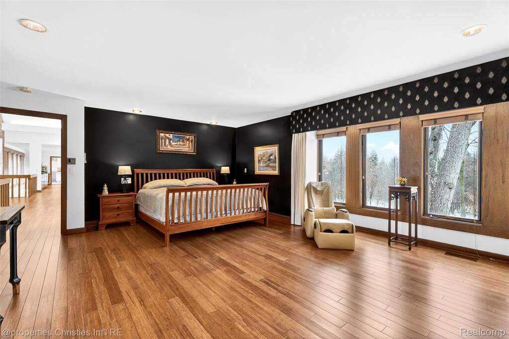 5 Bedroom Single Family Home/House's Image 28
