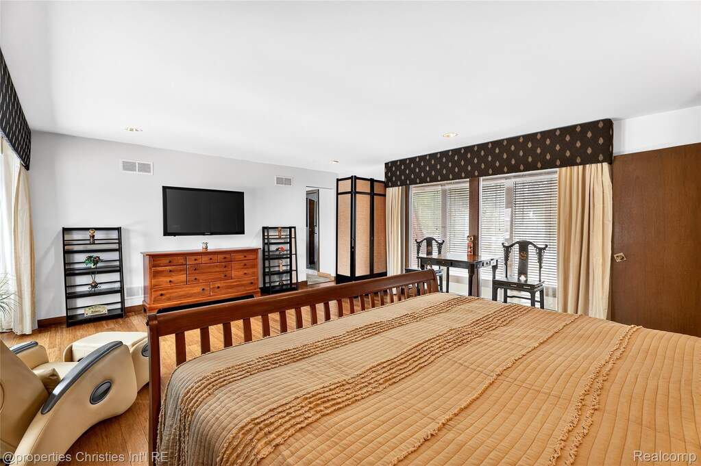 5 Bedroom Single Family Home/House's Image 30