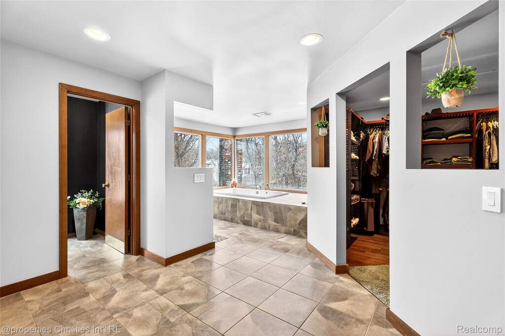 5 Bedroom Single Family Home/House's Image 31